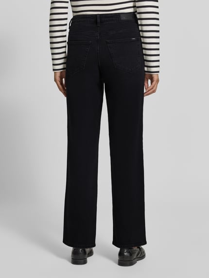 Kobieta nosi ciemne, proste jeansy Straight Fit Jeans aus Baumwoll-Mix Modell 'Celia' von Garcia, widok całej sylwetki od tyłu, jeansy damskie Garcia