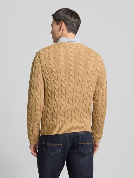 Männermodel trägt Strickpullover mit Label-Stitching von Polo Ralph Lauren in Beige, Reine Baumwolle, Regular-Fit, Gerippte-Abschlüsse, Rundhalsausschnitt, Rückenlänge bei Größe M: 70 cm, Ärmellänge bei Größe M: 73 cm, Ganzkörperansicht Rückansicht.