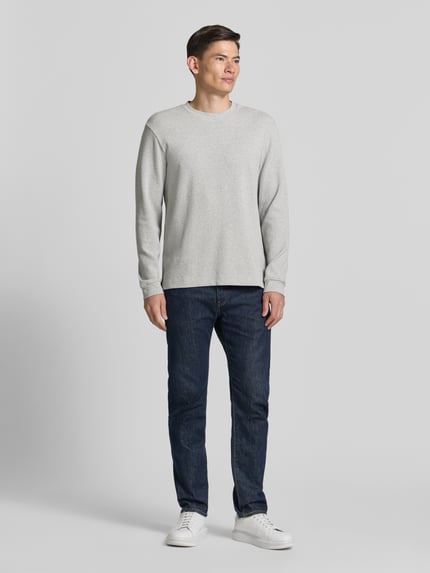 Männermodel trägt Regular Fit shirt met lange mouwen van katoenmix model 'WE-TEMPEST' van BOSS Orange, look: effen, labelpatch, ronde hals, mouwboord geribd, materiaalverwerking: fijnrib, ganzkörperansicht van voren