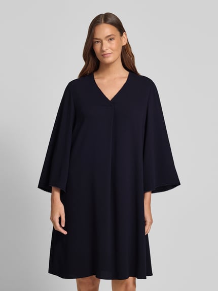 Vrouwenmodel draagt Knielanges Kleid met V-hals van Windsor, A-lijn, knielengte, vloeiende stof, franjes, ruglengte maat 36 98 cm, borstwijdte 46 cm, mouwlengte 55 cm, donkerblauw, vooraanzicht bovenlichaam