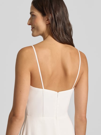 Kobieta modelka nosi sukienkę gorsetową z cienkimi ramiączkami 'Corsagenkleid mit Spaghettiträgern' od Laona, Szyfon, Linia a, Długa sukienka, Długość tyłu w rozmiarze 36: 130 cm, Szerokość w rozmiarze 36: 34 cm, ujęcie z tyłu