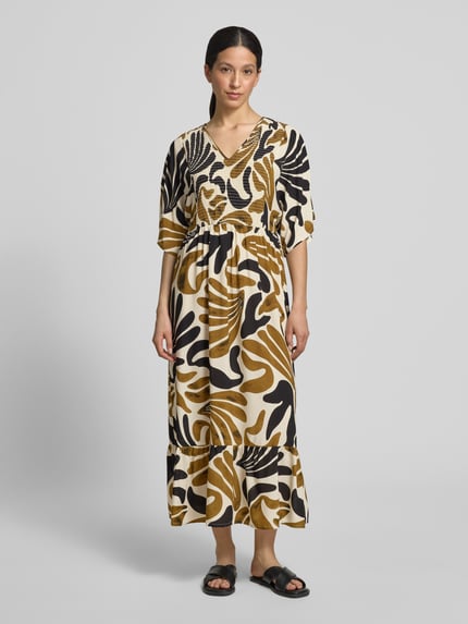 Vrouwenmodel draagt Midikleid aus Viskose mit Smok-Details Modell 'FELDI' van Soyaconcept in taillierte fit met v-hals, bruin-zwarte print, geheel lichaamsaanzicht van voren.
