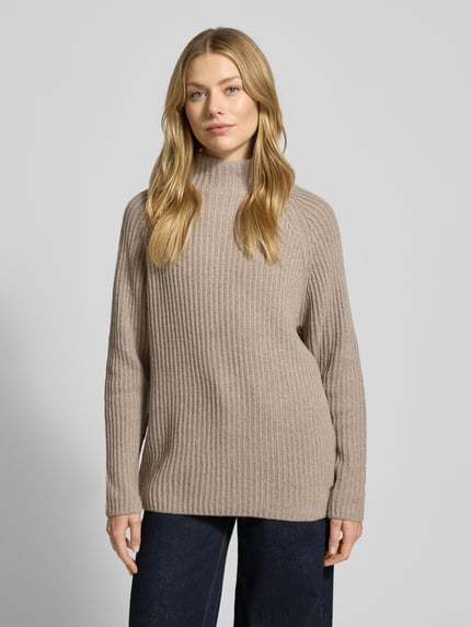 Frauenmodel trägt Strickpullover mit Woll-Anteil von Smith and Soul in Beige, lockerer Schnitt, Stehkragen, Nahaufnahme Oberkörper.