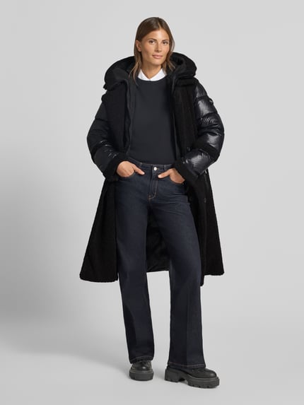 Frauenmodel trägt Steppmantel mit doppelreihiger Knopfleiste Modell 'KALMIA' von khujo, Schwarz, Woll-Optik, taillierte Passform, Ganzkörperansicht von vorne.