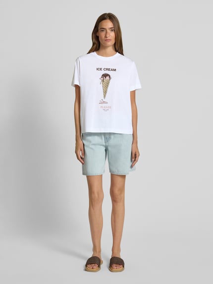 Vrouwenmodel draagt T-shirt met motiefprint model 'CAMINO' van Samsøe Samsøe, puur katoen, regular fit, ronde hals, ruglengte maat S 57 cm, voorkant volledig zichtbaar