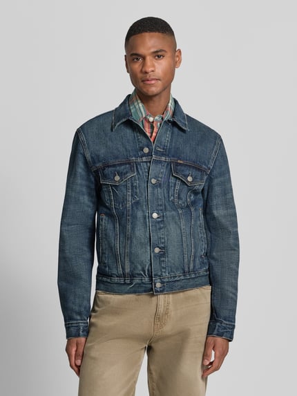 Männermodel trägt Shaped Fit Jeansjacke aus reiner Baumwolle von Polo Ralph Lauren, efekt: jednolity kolor, denim, wyhaftowane logo, długi rękaw, mankiet, kieszenie na piersi i wpuszczane, wykończenie: czysta bawełna, całkowity przód, Ganzkörperansicht von vorne