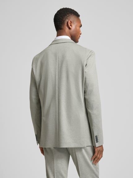 Männermodel trägt Slim Fit Anzug mit steigendem Revers von Roy Robson in Hellgrau, glatte Oberfläche, Ganzkörperansicht Rückansicht. Viskose-Mix, Zierbesatz, Reverskragen, Brusttasche, Pattentaschen, 2-Knopfleiste, Maße Größe 50: Bundweite 44 cm, Rückenlänge 71 cm, Schulterbreite 44 cm, Ärmellänge 65 cm, Innenbeinlänge 79 cm.