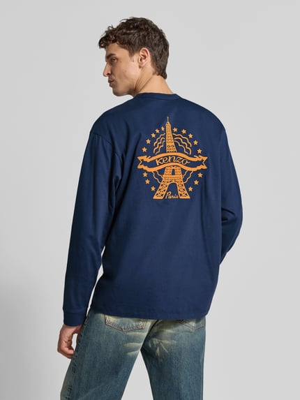 Männermodel trägt Longsleeve mit Label-Stitching von Kenzo in Dunkelblau, reine Baumwolle, gerader Schnitt, Rückansicht, Nahaufnahme Rücken.