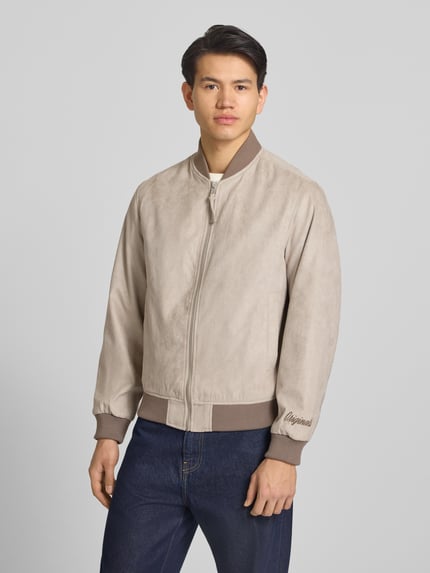 Männermodel trägt Bomberjacke in Leder-Optik mit Stehkragen von Jack & Jones, beige, Regular Fit, Reißverschluss, Eingrifftaschen, Ganzkörperansicht von vorne. Rückenlänge 64 cm, Schulterbreite 45 cm, Brustweite 52 cm, Ärmellänge 67 cm.