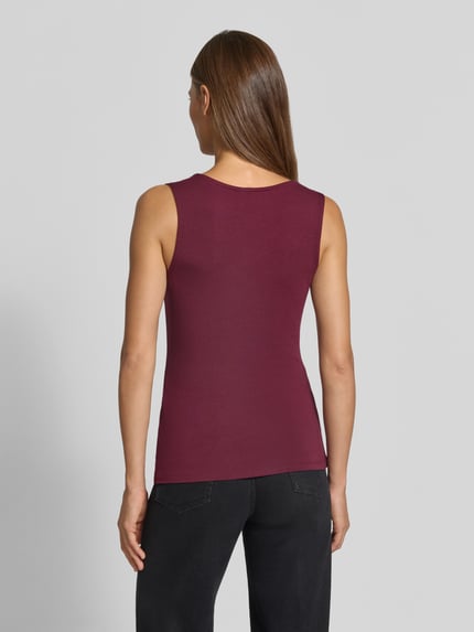 Vrouwenmodel draagt Regular Fit Top uit viscosemix model 'ROSA' van VERO MODA in donkerrood, effen, gladde textuur, volledig lichaam achteraanzicht, Dames top