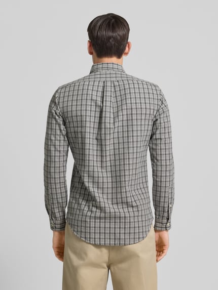 Männermodel trägt Custom Fit Freizeithemd mit Button-Down-Kragen von Polo Ralph Lauren, kariert, Reine Baumwolle, Ganzkörperansicht Rückansicht.