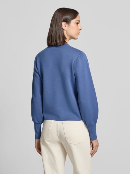 Frauenmodel trägt Pullover mit langen Bündchenärmeln Modell 'K106-comppleat' von JAKE*S WOMAN COLLECTION, blau, Feinstrick, Strukturmuster, Ganzkörperansicht Rückansicht.