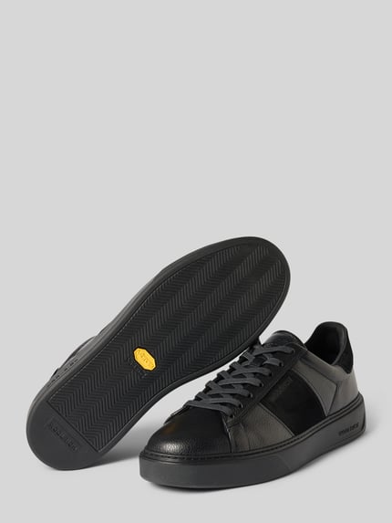 Produktfoto, Sneaker aus echtem Leder Modell 'Classic Court' von Woolrich in Schwarz mit Schnürverschluss, strukturierter Sohle und Kontrastbesatz.