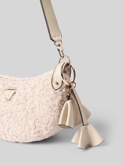 Productfoto, Handtasche aus Teddyfell Modell 'KATIE' van GUESS, beige teddy textuur, goudkleurige label-applicatie, schouderriem, hoofdvak met rits, breedte 27 cm, lengte 16 cm, diepte 8 cm, schouderriem 64 cm
