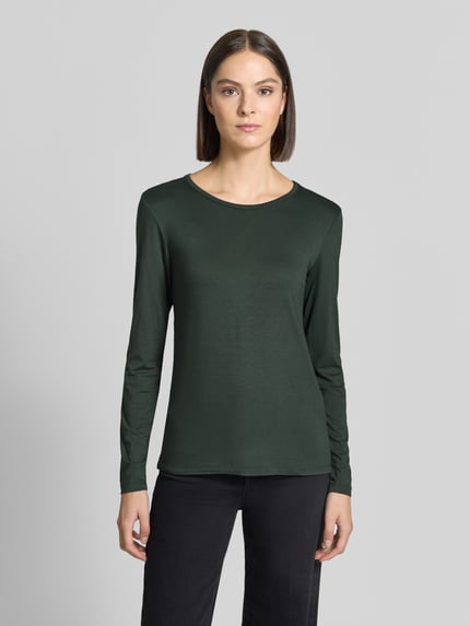 Vrouwenmodel draagt donker smaragdgroen shirt met lange mouwen van mix van viscose en elastaan Model 'Liana' van FREE/QUENT, dames, slim fit, ronde hals, ruglengte bij maat S 59 cm, gladde textuur, Ganzkörperansicht von vorne.