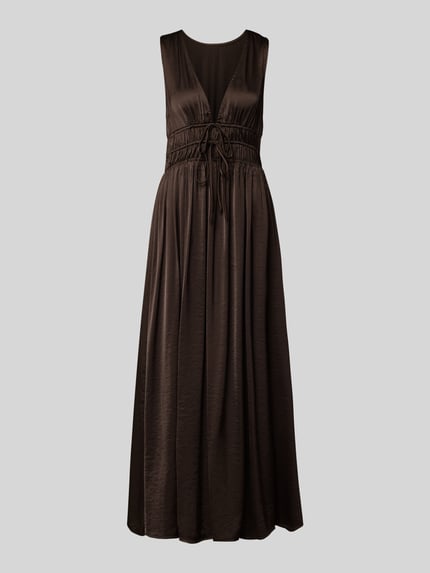 Produktfoto, donkerbruine dames maxi-jurk met diepe V-hals, materiaalmix met viscose, getailleerd model, model 'Marja' van mbyM