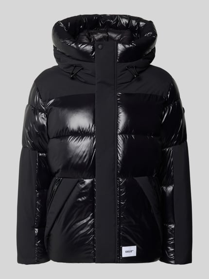 Produktfoto, Jacke mit Kapuze und Label-Patch Modell 'ALST2' von khujo in Schwarz, glänzende und matte Oberflächen, sichtbarer Reiß- und Druckknopfverschluss, Kapuze mit Tunnelzug und Kordelstoppern, seitliche Reißverschlusstaschen, gerader Schnitt, strukturierte Textur