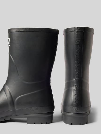 Productfoto, zwarte Dames laars met label in reliëf, Barbour Stiefel met Label-Prägung model 'Welly' van Barbour, gladde textuur