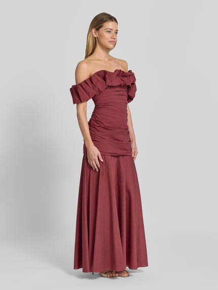 Vrouwenmodel draagt maxi-jurk im Off-Shoulder-Look met draperingen van Jake*s Cocktail, katoenmix met stretch, recht model, ruglengte maat 36: 132 cm, borstwijdte 34 cm, ritssluiting, kleur wijnrood, gladde stof, geheel lichaamsaanzicht van voren.