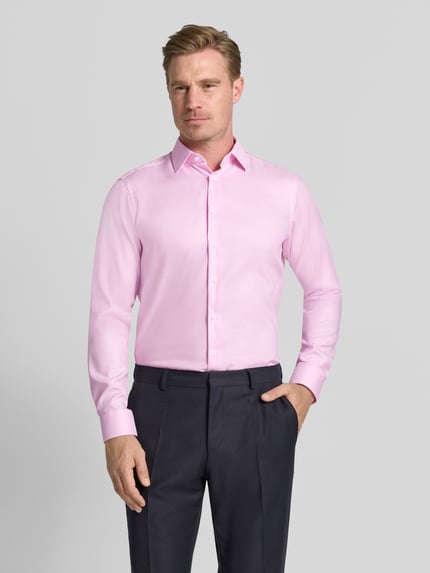 Männermodel trägt Regular Fit Business-Hemd mit Strukturmuster und Kentkragen von Christian Berg Men, rosa Stoff, Nahaufnahme Oberkörper. Baumwolle, Kentkragen, lange Ärmel.