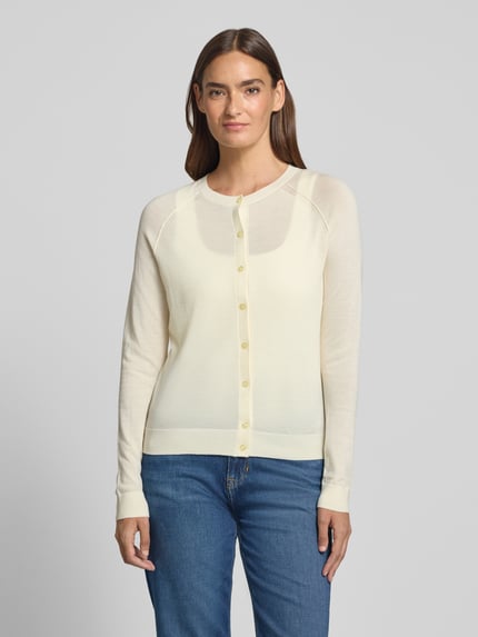 Frauenmodel trägt Relaxed-Fit Strickjacke aus reiner Schurwolle Modell 'FONAMI' von BOSS in Creme, feine Strickstruktur, Damen, Ganzkörperansicht von vorne.
