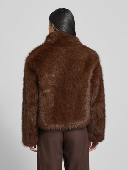 Vrouwenmodel draagt Jacke aus Kunstfell van Smith and Soul, regular fit, bruine kleur, kunstbont, staande kraag, rugaanzicht.