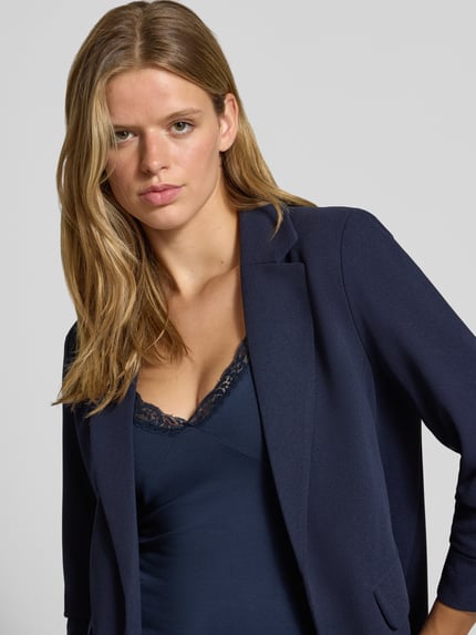 Frauenmodel trägt Regular Fit Longblazer mit 3/4-Arm Modell 'KALINA' von ONLY in Dunkelblau, strukturierte Oberfläche, Nahaufnahme Oberkörper, Damen Longblazer von ONLY.
