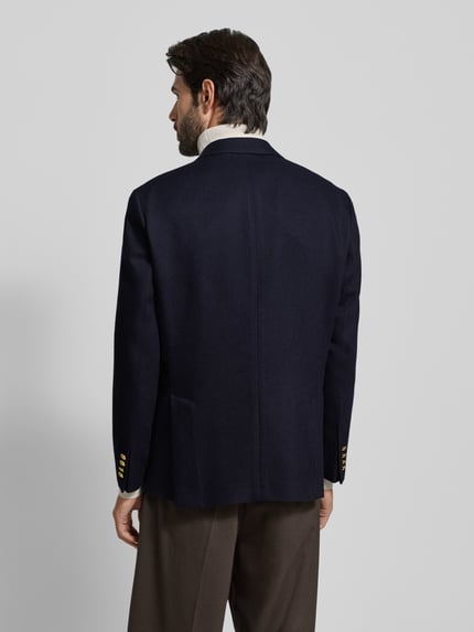 Männermodel trägt Regular Fit Sakko aus reiner Wolle Modell 'GAMES' von SELECTED HOMME, Unifarben, Doppelschlitz, Rückansicht.