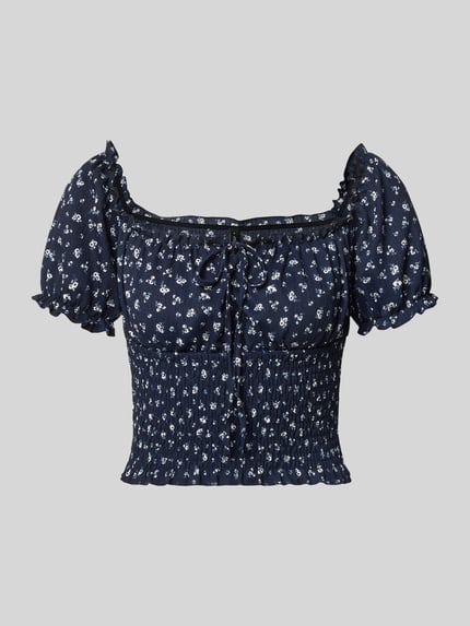Produktfoto, Slim Fit Blusentop mit Allover-Muster Modell 'HILLARY' von Only, florale Optik, Cropped-Länge, dunkelblau mit feinem weißen Blumen-Muster, Henley-Ausschnitt, Kurzarm mit gerafftem Ärmelabschluss, fein strukturierte Textur