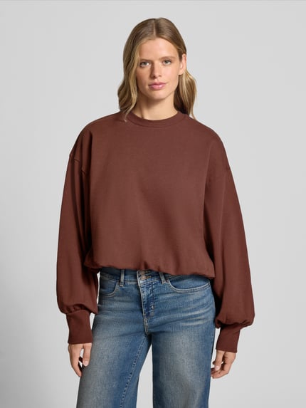 Frauenmodel trägt Topshop Sweatshirt mit Rundhalsausschnitt Modell 'BIA' in Braun, Baumwoll-Mix, Regular Fit, Jeans, Ganzkörperansicht von vorne.