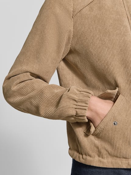 Vrouwenmodel draagt Regular fit blouson met structuurpatroon model 'DEBRAZOA' van VERO MODA, beige kleur, detailopname Dames bomberjack.