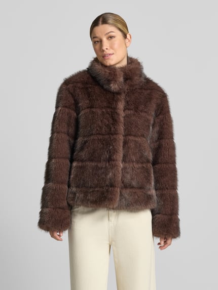 Frauenmodel trägt Jacke aus Kunstfell mit Steppnähten von PETITE M., braune Farbnuancen, Regular Fit, Stehkragen, Nahaufnahme Oberkörper.