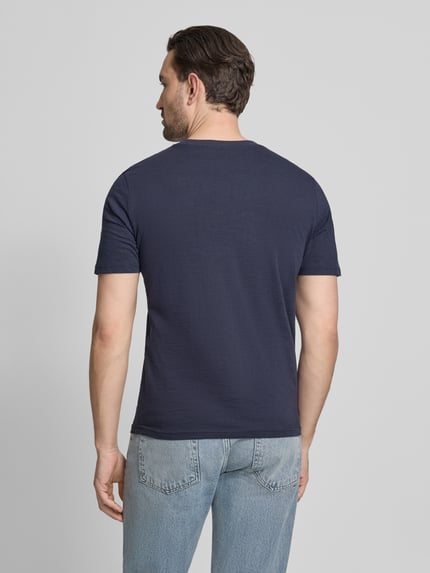 Männermodel trägt Regular Fit T-Shirt mit Rundhalsausschnitt von MCNEAL in Dunkelblau, reine Baumwolle, Rückansicht, Ganzkörperansicht.
