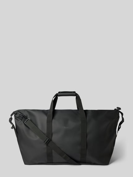Productfoto, zwarte weekendtas van Rains, Model 'Hilo' met logodetail, hoofvak met ritssluiting, afneembare schouderband, Breedte 78 cm, Lengte 44 cm, Diepte 28 cm, bandlengte 84 cm