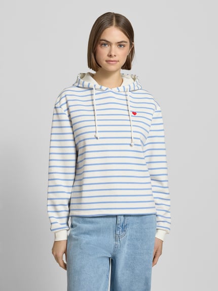 Vrouwenmodel draagt Loose Fit Hoodie uit katoenmix model 'CHILLI' van Pieces, meerkleurig gestreept met applicatie en capuchon, katoenmix. Nahaufnahme Oberkörper.