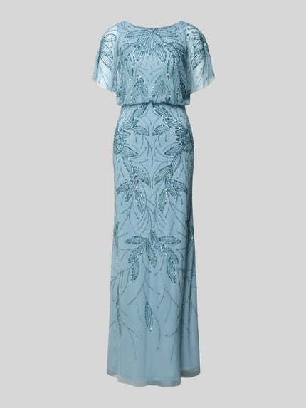 Männermodel trägt 'Abendkleid mit Perlen und Pailletten' von Christian Berg Cocktail, krój dopasowany, długi fason, okrągły dekolt, perły, cekiny, długość tyłu w rozmiarze 36: 150 cm, szerokość w rozmiarze 36: 37 cm, jasnoniebieskie, gładka tekstura, widok całej sylwetki z tyłu.