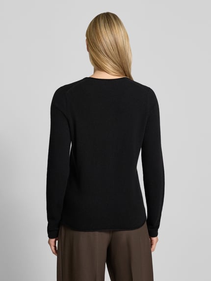 Frauenmodel trägt Strickpullover aus Kaschmir mit V-Ausschnitt von Christian Berg Woman, Schwarz, Slim Fit, Rollsaum, Rückenansicht, Ganzkörperansicht Rückansicht.