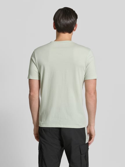 Mężczyzna nosi Relaxed Fit T-Shirt aus reiner Baumwolle Modell 'DULIVIO' od HUGO, gładka zieleń, bawełna, tył koszulki, zdjęcie całej sylwetki z tyłu.