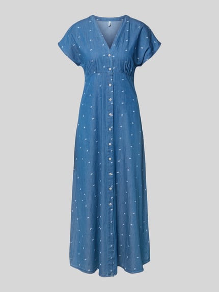 Productfoto, tailliertes Jeanskleid uit pure katoen, model 'NOVA AZURE' van ONLY, denim look, midi lengte, V-hals, korte mouw, all-over patroon, knoopsluiting, blauwe tinten, gladde textuur