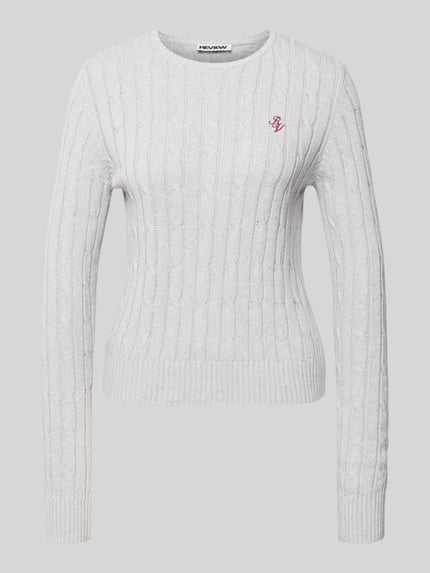 Produktfoto, Strickpullover mit Zopfmuster und Label-Stitching von REVIEW aus katoenmix in lichtgrijs met kabelpatroon, regular fit, ronde hals, labelstitching