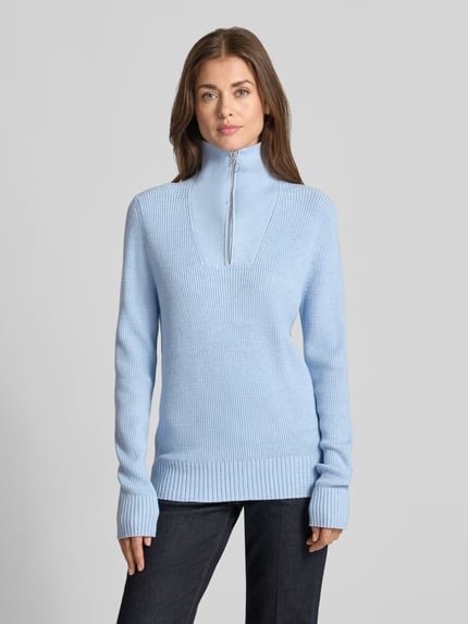 Frauenmodel trägt Regular Fit Strickpullover aus Viskose-Mix von Christian Berg Woman in Hellblau, gerippte Abschlüsse, Ganzkörperansicht von vorne.