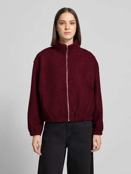 Vrouwenmodel draagt Jacke mit Stehkragen Modell 'La44ra' van ZABAIONE, wijnrood, loose fit, ritssluiting, zij-steekzakken, elastische boorden, ruglengte maat S 55 cm, mouwlengte maat S 54 cm, vooraanzicht bovenlichaam