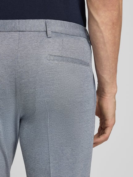 Männermodel trägt Extra Slim Fit Anzug in Unifarbenes-Design von Roy Robson, Viskose-Mix mit Stretch-Anteil, Detailaufnahme Rückansicht.