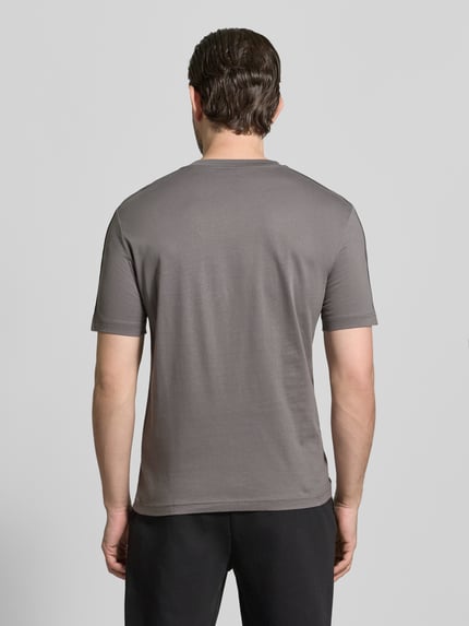 Männermodel trägt Regular Fit T-Shirt mit Logo-Patch von EA7 Emporio Armani, reine Baumwolle, grau, Rückenlänge 52 cm, Ganzkörperansicht Rückansicht.