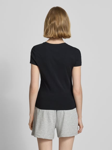 Vrouwenmodel draagt Slim Fit T-Shirt mit Motiv-Stitching van REVIEW in zwart, elastische katoenmix, ronde hals, ruglengte 55 cm, slim fit, volledig lichaam achteraanzicht.