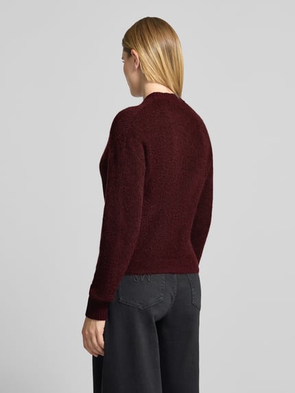 Frauenmodel trägt Strickjacke aus Mohairmix Modell 'Dobka' von OPUS, bordeaux, gerippte Abschlüsse, unifarben, Ganzkörperansicht Rückansicht.