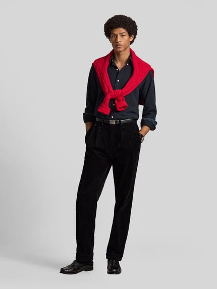 Mannelijk model draagt Freizeithemd aus reiner Baumwolle mit gesticktem Motiv-Detail van POLO RALPH LAUREN, effen, motiefprint, logo-stiksel, lange mouwen met manchet, button-down kraag, volledige knopenlijst, zwart met rood accent, volledige lichaamsaanzicht van voren.