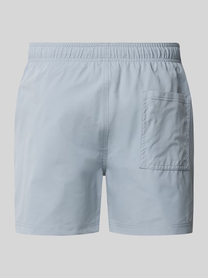 Produktfoto, spodenki kąpielowe z wyhaftowanym logo model 'MAUI' od Jack & Jones, krój regular fit, elastyczny pas, tunel, jasnoniebieskie, jednokolorowe, gładka faktura