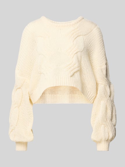 Produktfoto, Cropped Strickpullover mit gerippten Abschlüssen Modell 'LOES' von Noisy May in Creme mit Strukturmuster und lockerem Schnitt.