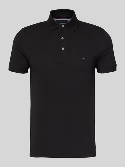 Produktfoto, Slim Fit Poloshirt mit Stretch-Anteil von Tommy Hilfiger aus Baumwoll-Elasthan-Mix in Schwarz mit kurzer Knopfleiste und Logo-Stickerei.